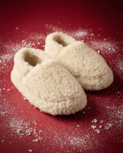 WoolLando natūralios merino vilnos balti aulinukai - šlepetės