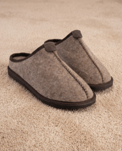 Įspiriamos rudos veltos šlepetės SAND, WoolLando