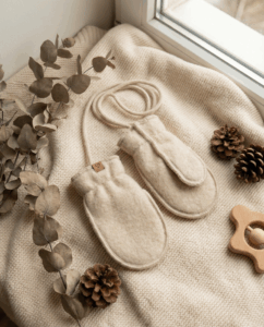 Kumštinės vaikiškos ėriukų vilnos kreminės pirštinės su virvele, Zaffiro