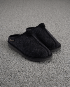 Įspiriamos juodos veltos šlepetės CARBON, WoolLando