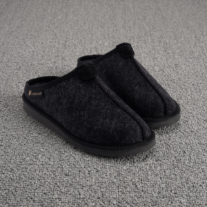 Įspiriamos juodos veltos šlepetės CARBON, WoolLando