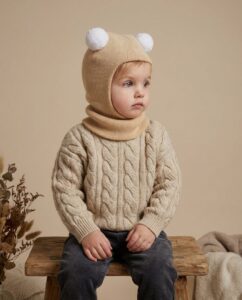 Vaikiškas merino vilnos smėlinis šalmukas POMPONAS, WoolLando