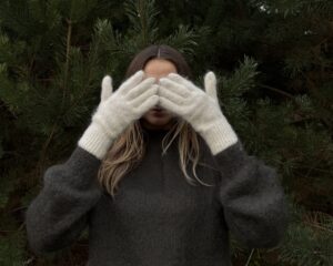 Pirštuotos moteriškos angoros vilnos pirštinės BALTOS