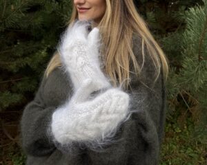 Kumštinės moteriškos baltos angoros vilnos pirštinės su pyne