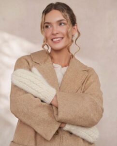 Kumštinės moteriškos baltos angoros vilnos pirštinės PŪKĖ, WoolLando