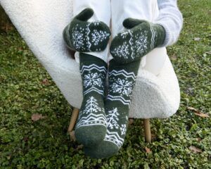 Natūralios merino vilnos kojinių ir pirštinių komplektas GREEN SNOWFLAKE