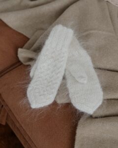 Kumštinės moteriškos baltos angoros vilnos pirštinės ALBA