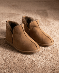 Vyriški natūralaus kailio - verstos odos rusvi aulinukai VIRO , WoolLando