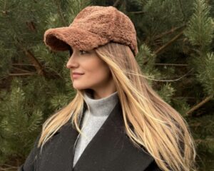 Natūralaus avikailio ruda kepurė CINAMONE