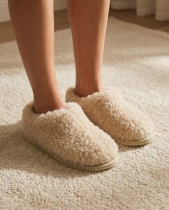 Merino vilnos kreminiai aulinukai - šlepetės MAJA, WoolLando