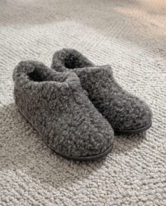 Merino vilnos juodi aulinukai - šlepetės KAJUS, WoolLando