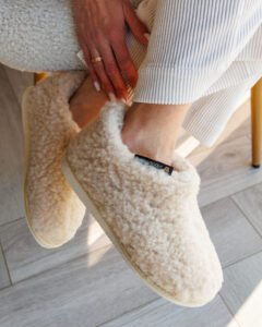 Merino vilnos kreminiai aulinukai - šlepetės MAJA, WoolLando